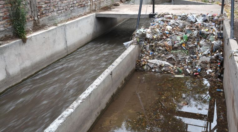 Toneladas de basura de acumulan en los cauces de Mendoza.