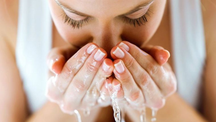 Increíble y efectivo: El agua fría es el secreto para tener una piel perfecta