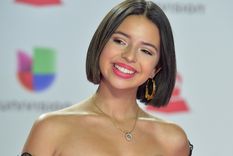 La tendencia a reciclar jeans está en alza y Ángela Aguilar lo sabe. Foto: VIX