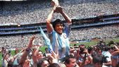 Maradona levanta la copa del mundo en 1986. Maradona levanta la copa del mundo en 1986.