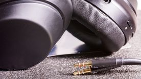 Los auriculares con cables regresan al centro de la escena tecnológica gracias a su fidelidad sonora y estilo retro. Los auriculares con cables regresan al centro de la escena tecnológica gracias a su fidelidad sonora y estilo retro.