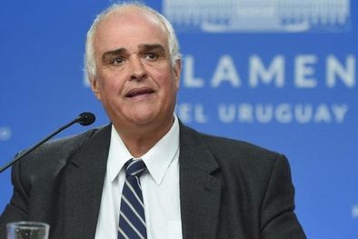 MDZol | Gustavo Penadés pasó de ser una figura clave del gobierno uruguayo en el Senado a enfrentar ocho denuncias de abuso sexual de adolescentes. Foto: AFP