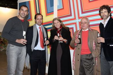 MDZol | Alberto Sendrós, Fernando Gouiran, Alicia de Arteaga, Marcelo Olmos y Ramiro Otaño brindaron con espumantesluego de la selección de la obra. Foto: Gentileza