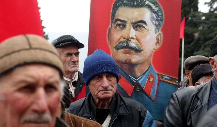 Estalinistas con banderas de la URSS y retrato de Josif Stalin en una reciente celebración en Rusia. Foto: Efe.