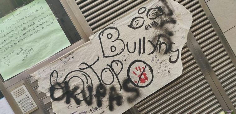 Las pintadas que aparecieron en la casa de las gemelas Foto: La Vanguardia