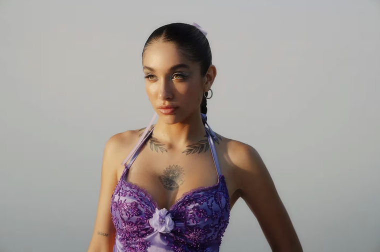 María Becerra estrenó su nuevo tema Piscina y sorprendió con el evento de lanzamiento, con su look y el video del mismo. Foto: Instagram @mariabecerra