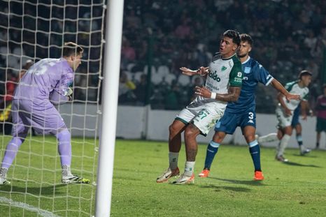 Racing enfrenta a Sarmiento en el Estadio Eva Perón.