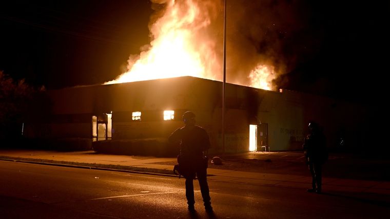 El edificio de la División de Correcciones Comunitarias incendiado durante las protestas en Kenosha, Wisconsin, EE.UU., 24 de agosto de 2020.