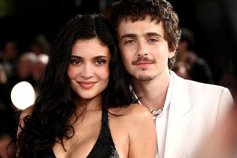 Chalamet con su pareja, Kylie Jenner, en la fiesta de Vanity Fair posterior a los Oscar. Chalamet con su pareja, Kylie Jenner, en la fiesta de Vanity Fair posterior a los Oscar.