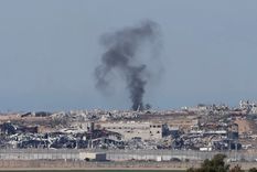 El humo se eleva de las ruinas de edificios dañados en la Franja de Gaza Foto: EFE