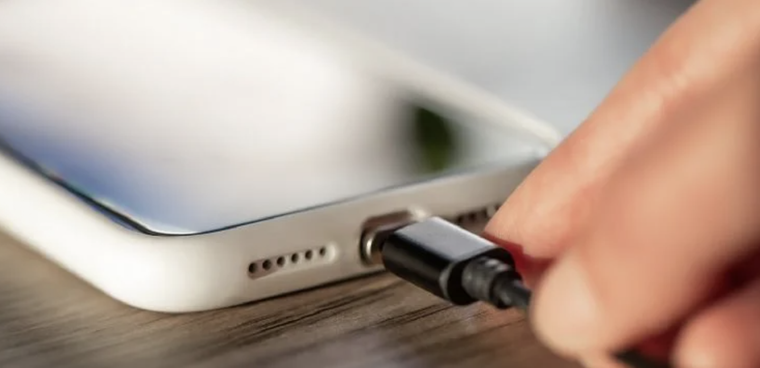 Realizar una limpieza cotidiana del parlante del celular permite mejorar la calidad de sonido Foto: Freepick