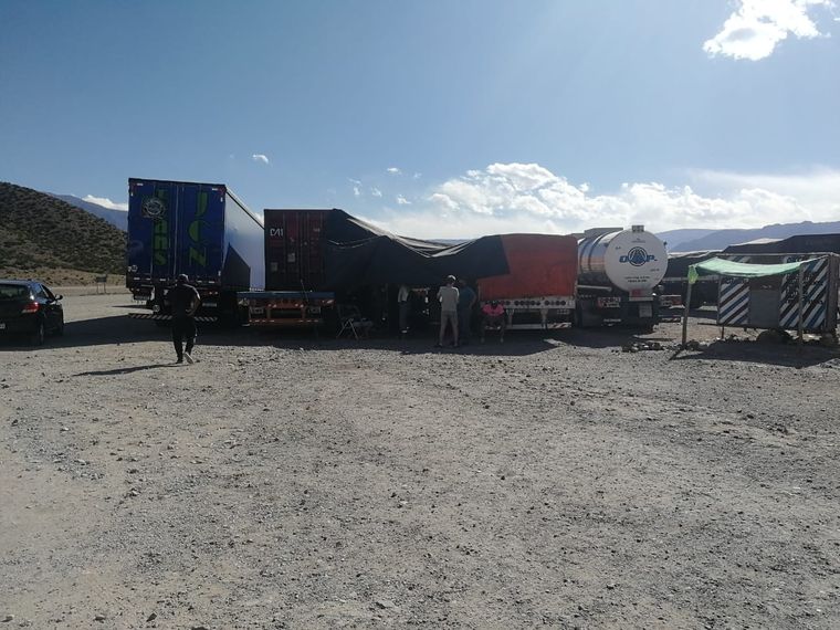 Los camioneros varados a kilómetros de la frontera con Chile.
