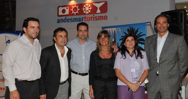 El intendente de Godoy Cruz, junto a los empresarios. Foto: Pachy Reynoso / MDZ