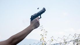 Las balas perdidas son una forma de violencia sin destinatario, pero con víctimas reales.