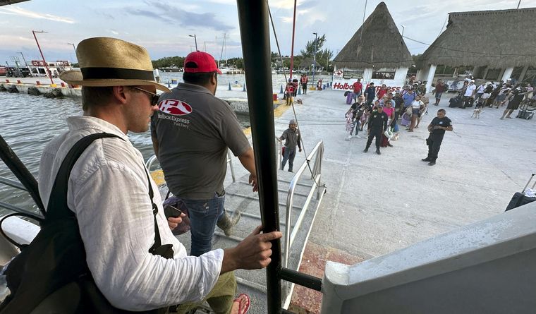 La evacuación de la isla de Holbox, en el estado mexicano de Quintana Roo. Foto: Efe.