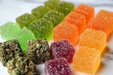 La Anmat prohibió una marca de gomitas con CBD, una sustancia química del cannabis. Foto: Freepik