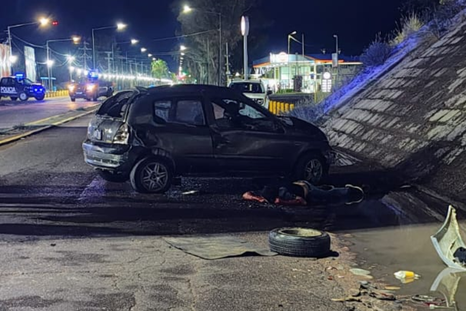 El hombre salió despedido del vehículo por la violencia del impacto. El hombre salió despedido del vehículo por la violencia del impacto.