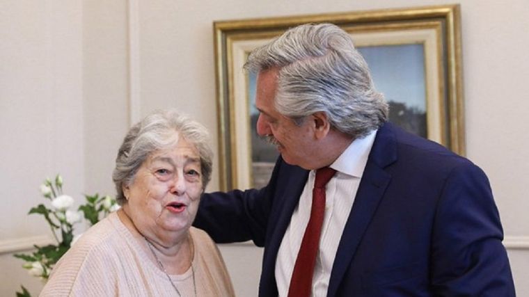 Alberto Fernández junto a Hebe de Bonafini. Foto: Twitter Alberto Fernández