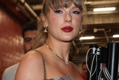 Taylor Swift luciendo la nueva tendencia de pecas de glitter. Foto: GettyImages