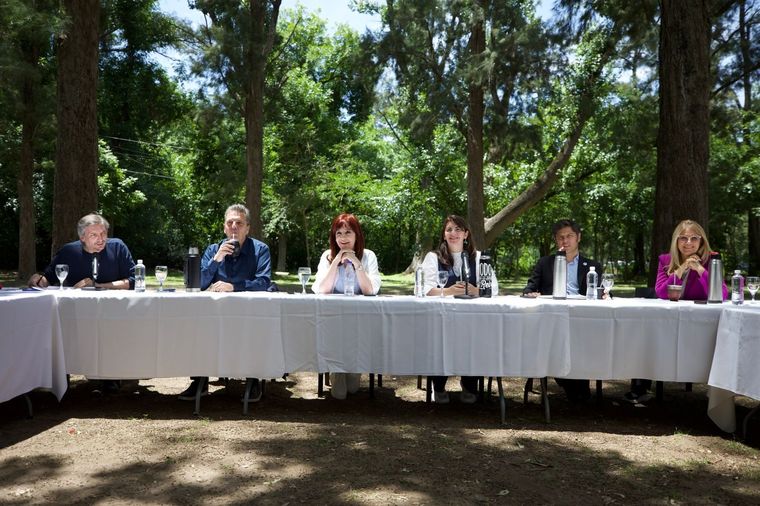 Máximo Kirchner, Sergio Massa, Cristina Fernández de Kirchner, Mariel Fernández, Axel Kicillof y Verónica Magario en un encuentro del PJ Bonaerense en el municipio de Moreno. Foto: Prensa Máximo Kirchner, Sergio Massa, Cristina Fernández de Kirchner, Mariel Fernández, Axel Kicillof y Verónica Magario en un encuentro del PJ Bonaerense en el municipio de Moreno. Foto: Prensa