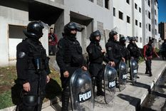 Tras el desalojo, la Policía custodia los dos edificios. Foto: Télam