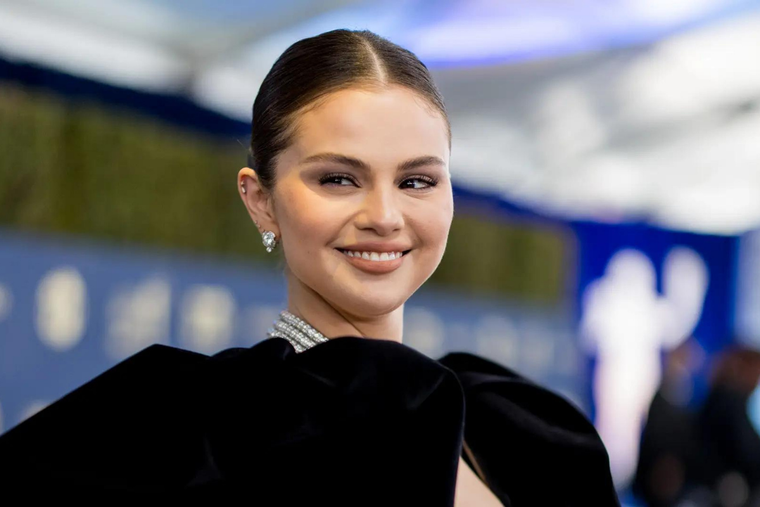 SELENA GÓMEZ DEBUTÓ EN SATURDAY NIGHT LIVE. ALLÍ REVELÓ QUE ESTÁ BUSCANDO PAREJA.