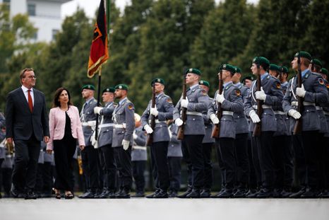 Boris Pistorius, ministro de Defensa de Alemania, junto a Margarita Robles, su par de España.