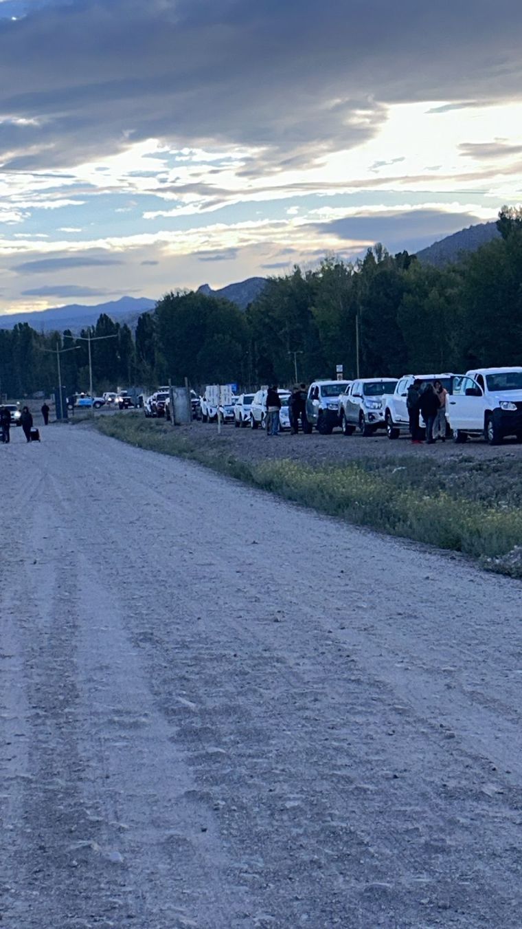 Una importante cantidad de vehículos ya espera la apertura del paso a Chile. Una importante cantidad de vehículos ya espera la apertura del paso a Chile.
