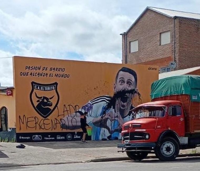 El club El Torito amaneció nuevamente con el mural de Ángel Di María dañado. El club El Torito amaneció nuevamente con el mural de Ángel Di María dañado.