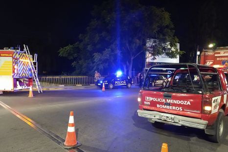Los bomberos y la Policía en el lugar. Foto: gentileza.