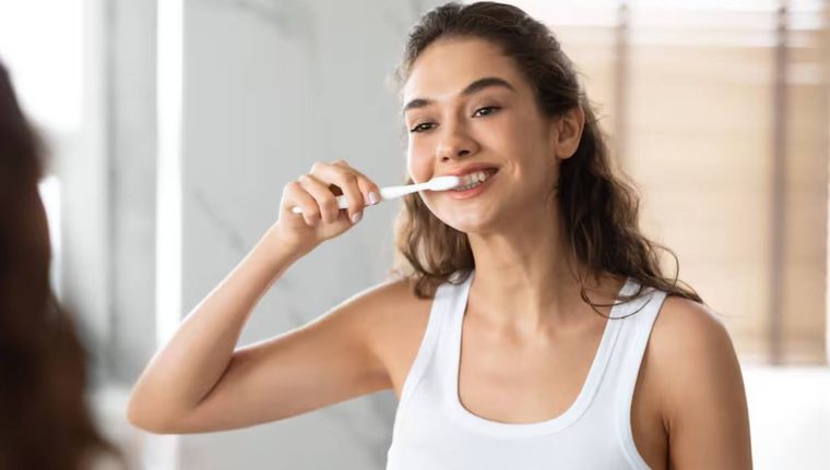 Cómo limpiar nuestro cepillo de dientes de manera correcta (Shutterstock).