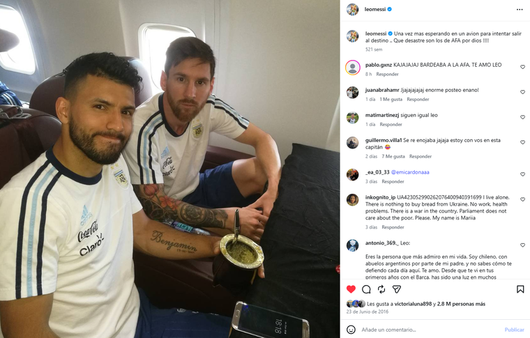 Un día antes de su cumpleaños, el 23 de junio de 2016, Lionel Messi compartió con una foto junto al Kun Agüero arriba de un avión de la AFA, previo a un partido de la Copa América Centenario. Un día antes de su cumpleaños, el 23 de junio de 2016, Lionel Messi compartió con una foto junto al Kun Agüero arriba de un avión de la AFA, previo a un partido de la Copa América Centenario.