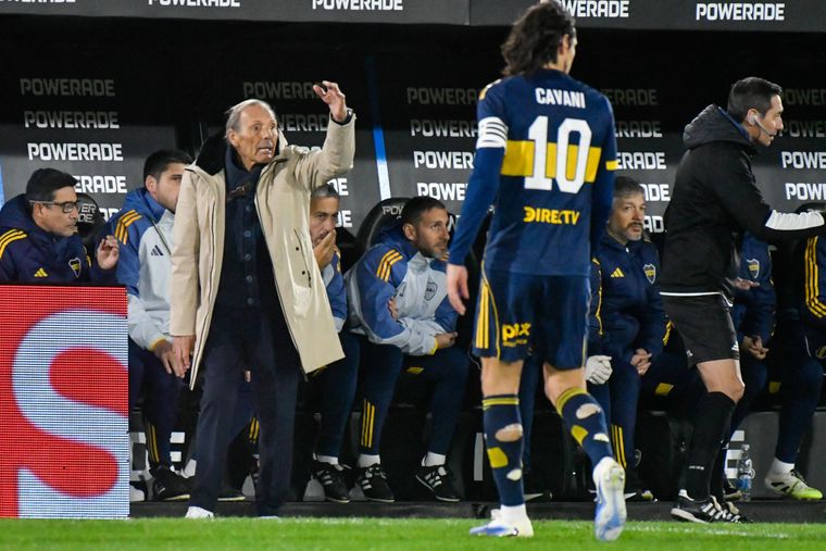 En un confuso movimiento, Miguel Ángel Russo decidió sacar a Merentiel y dejar en cancha a Cavani, de flojísimo partido una vez más.