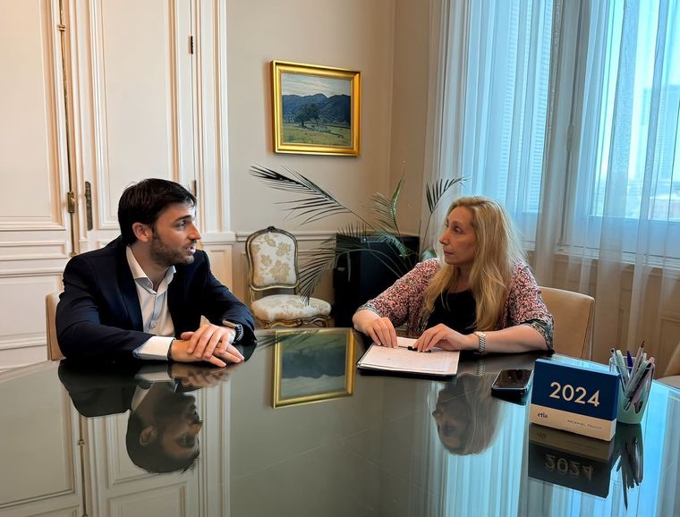 El gobernador de Chubit junto a Karina Milei. Foto: Twitter Ignacio Torres