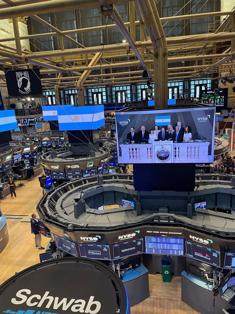 Las acciones argentinas cotizan con alzas de hasta el 5% en la Bolsa de Comercio de Buenos Aires y también suben los bonos reflejando el cambio de humor en los mercados tras un comienzo de semana incierto.