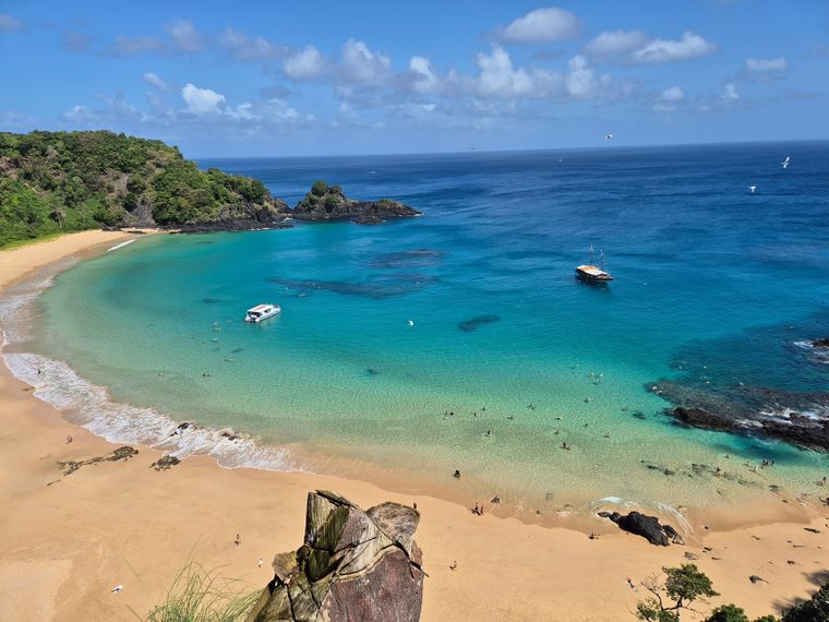 Baía do Sancho es una de las playas más reconocidas de Fernando de Noronha, en Brasil.