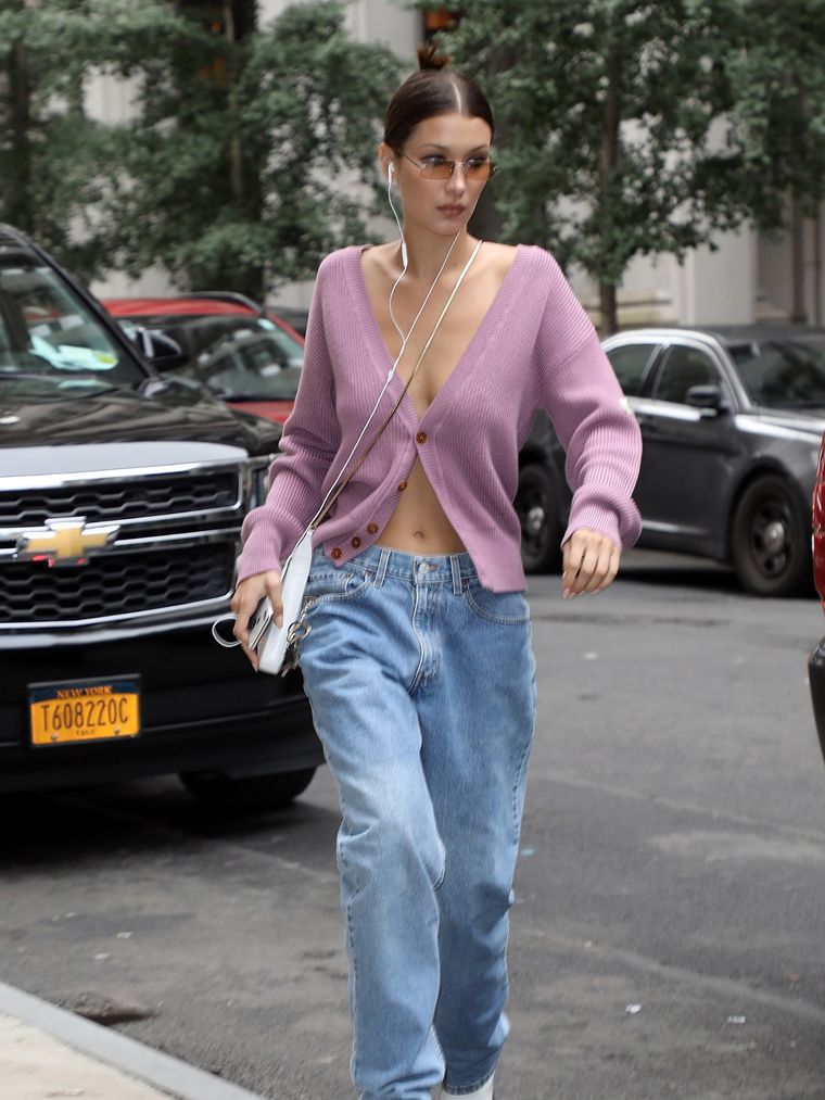 Bella Hadid es una de las celebridades fanáticas de los jeans baggy y analizaremos sus looks Foto: Vogue