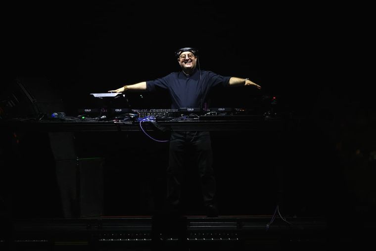 Bautismo de beats: el cura que hace vibrar a multitudes con su techno sagrado. Bautismo de beats: el cura que hace vibrar a multitudes con su techno sagrado.