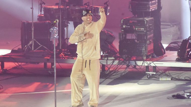 La Repandilla trajo toda la cumbia al escenario y no dejó a nadie sentado en el Teatro Griego. La Repandilla trajo toda la cumbia al escenario y no dejó a nadie sentado en el Teatro Griego.