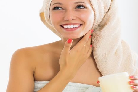 Mascarilla de vaselina y azúcar que dejará tu rostro con una piel de porcelana