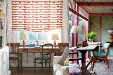 Los espacios de trabajo desde casa rara vez son el lugar más destacado del hogar, pero con creatividad y buen diseño se puede convertir en un lugar alegre, con carácter y personalidad. Foto: Ben Stevens y Paul Massey