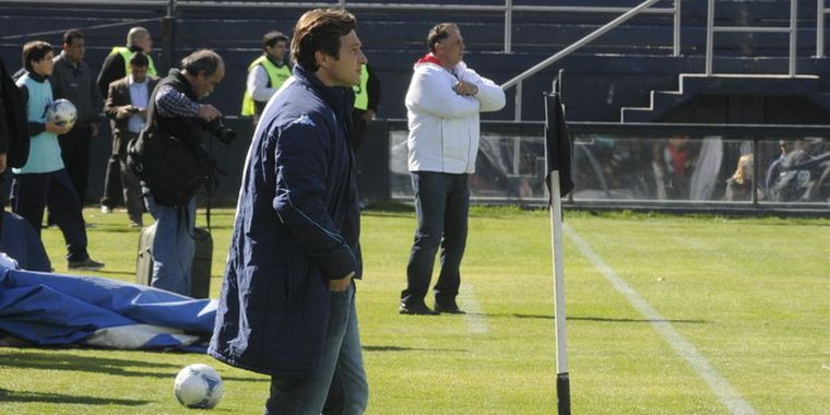 Del Bosco analizando el partido. Foto: Alf Ponce / MDZ