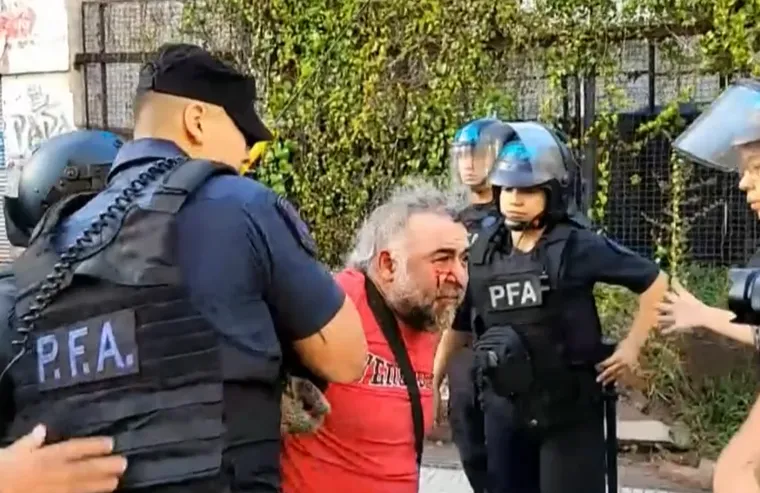 El camarógrafo de A24, Facundo Tedeschini, terminó en el piso, golpeado, rociado con gas y esposado por efectivos de la Policía Federal.