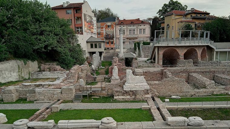El foro antiguo de Plovdiv (o foro romano de Filipópolis) es una gran plaza rectangular de la época romana que funcionaba como el centro de la vida pública, comercial, religiosa y administrativa de la antigua ciudad. Es el foro más grande de Bulgaria y se ubica en el corazón de la actual ciudad. 