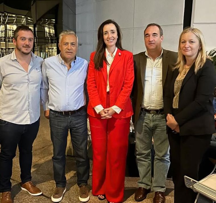 Lucas Clark (izquierda), junto a Alfredo Cornejo, Victoria Villarruel y Hebe Casado.&nbsp;