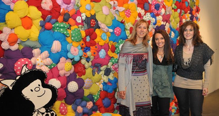 Una foto con ella. Sabina Villagra -creadora y productora de la muestra- junto a sus amigas Adriana Lupo y Florencia Fernández. Foto: Pachy Reynoso / MDZ