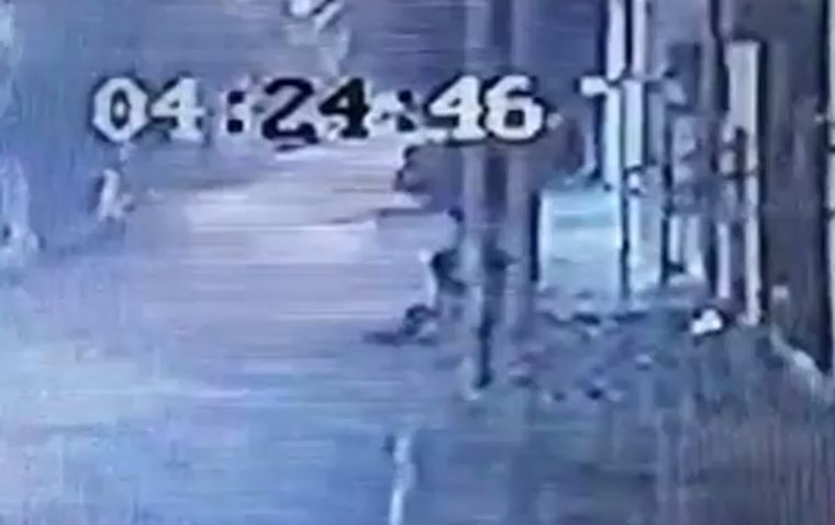 Una cámara de seguridad del municipio captó la golpiza. Foto: Captura de pantalla