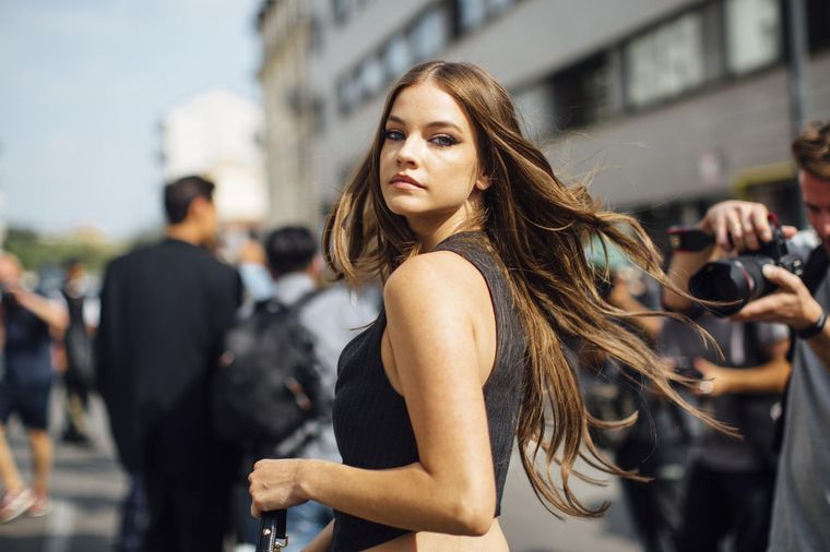 Peinado boho un look simple y descontracturado para pelo largo Foto: Shutterstock