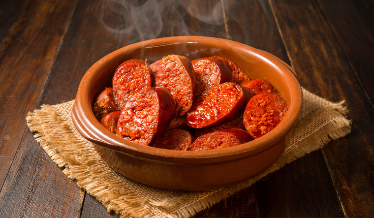 La receta de chorizos a la sidra naci&oacute; como una forma pr&aacute;ctica de ablandar el chorizo con el &aacute;cido natural de la bebida, logrando una textura m&aacute;s jugosa y un sabor equilibrado que realza sus especias tradicionales.