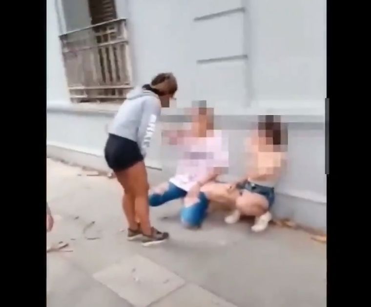 La joven amedrentando a otras dos antes de golpearlas